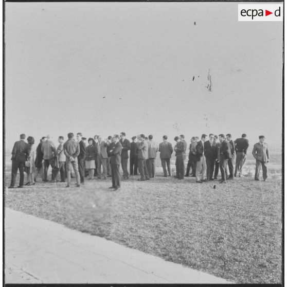 La Reghaïa. Les journalistes écoutent les autorités militaires et regardent la vue.