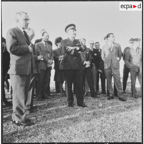 La Reghaïa. Les journalistes écoutent les autorités militaires et regardent la vue.