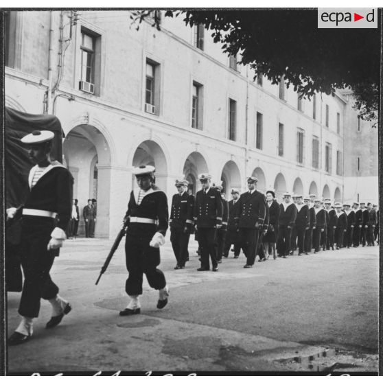 Alger. Hôpital Maillot. Convoi funèbre suivi des officiers, sous-officiers et marins du navire LST Laïta.