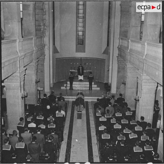Alger. Hôpital Maillot. La chapelle pendant la cérémonie des obsèques du second-maître Renaut.