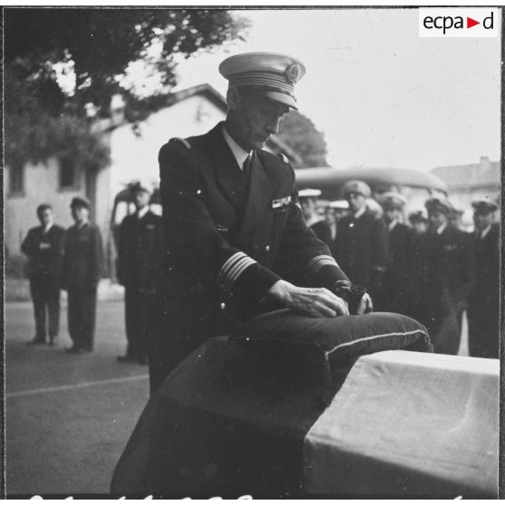Alger. Hôpital Maillot. Le capitaine de vaisseau Pacaud décore le défunt à titre posthume, de la médaille militaire et de la croix de la valeur militaire.