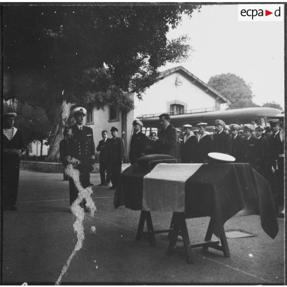 Alger. Hôpital Maillot. Le capitaine de vaisseau Pacaud prononce une courte allocution et fait l'éloge funèbre du défunt.