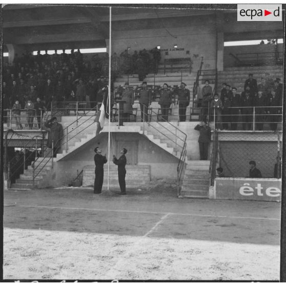 Finale de la coupe de football du CAA (corps d'armée d'Alger). Lever des couleurs devant les autorités.