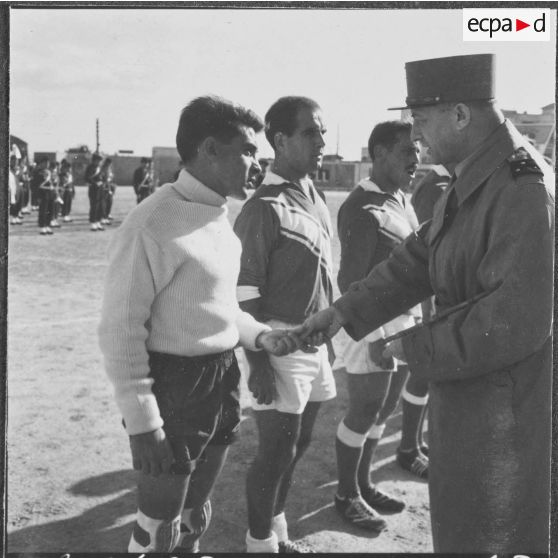 Finale de la coupe de football du CAA (corps d'armée d'Alger). Une autorité militaire salue un joueur.
