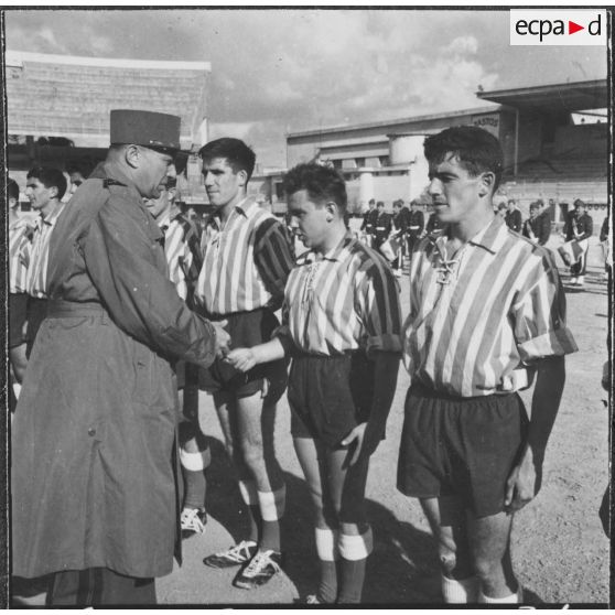 Finale de la coupe de football du CAA (corps d'armée d'Alger). Une autorité militaire salue un joueur.
