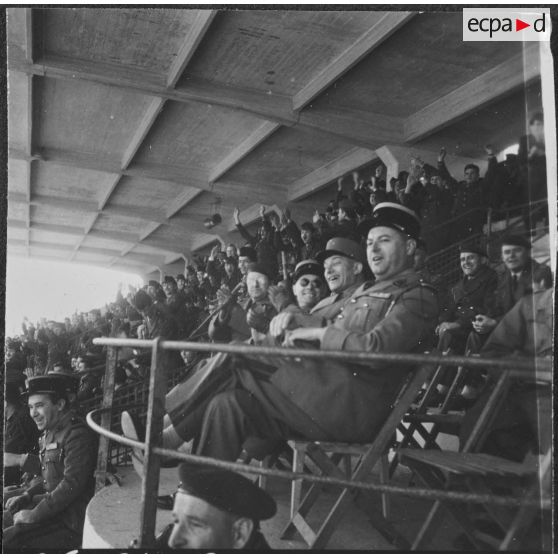 Finale de la coupe de football du CAA (corps d'armée d'Alger). Les autorités dans les tribunes.