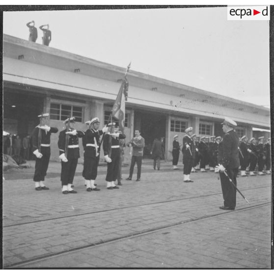 Alger. L'amiral Barthélémy salue l'étendard de la Marine Nationale pendant l'exécution de la Marseillaise.