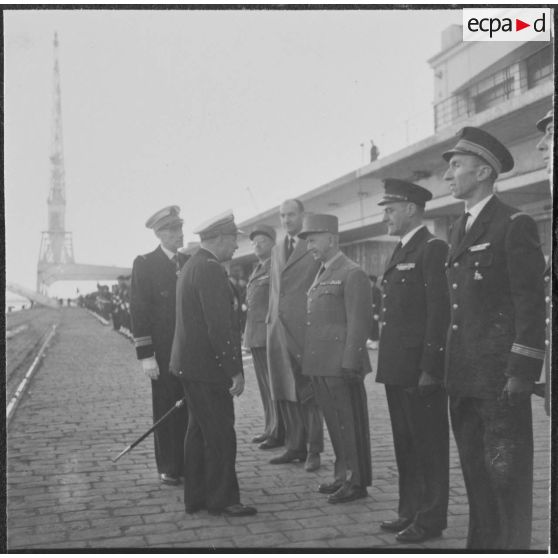 Alger. Les officiers représentant les trois armes et le corps diplomatique sont présentés à l'amiral Barthélémy.