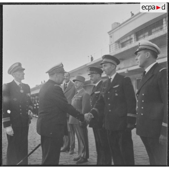 Alger. Les officiers représentant les trois armes et le corps diplomatique sont présentés à l'amiral Barthélémy.