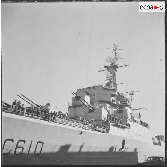 Alger. Le croiseur De Grasse (C610) à quai.