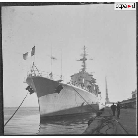 Alger. Le croiseur De Grasse (C610) à quai.