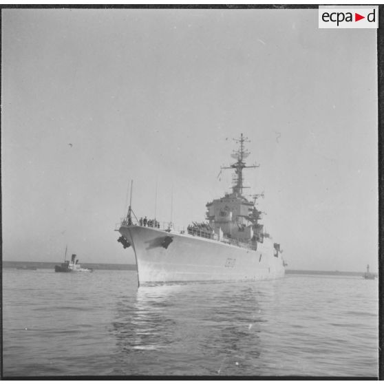 Alger. Arrivée de l'amiral Barthélémy. Le croiseur De Grasse (C610) entre au port.