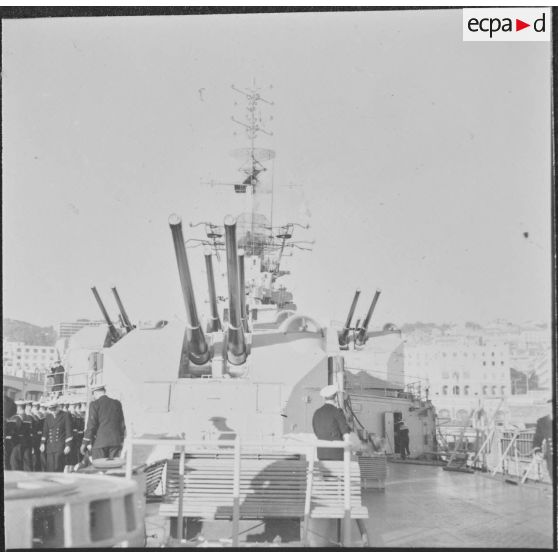 Alger. Arrivée de l'amiral Barthélémy. Le croiseur De Grasse (C610) vu du pont.