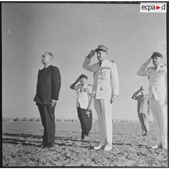 Ouargla. Pierre Messmer et les autorités pendant la cérémonie.