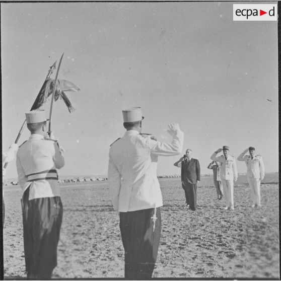 Ouargla. Pierre Messmer et les autorités pendant la cérémonie.