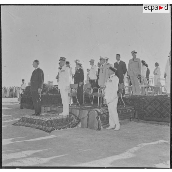 Ouargla. Pierre Messmer et les autorités pendant la cérémonie.