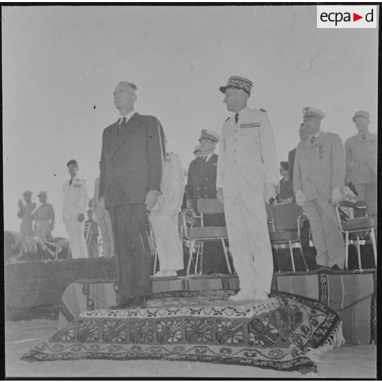 Ouargla. Pierre Messmer et les autorités pendant la cérémonie.