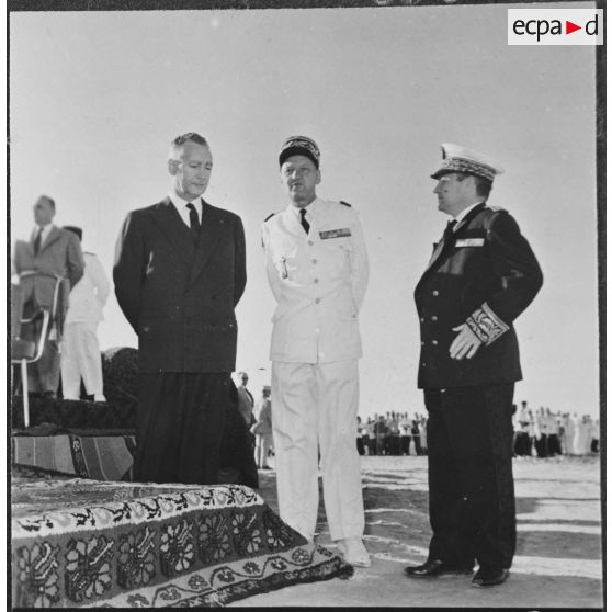 Ouargla. Pierre Messmer et les autorités pendant la cérémonie.