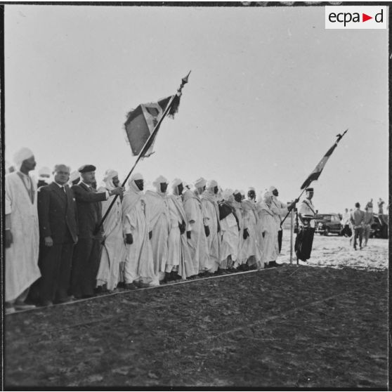 Ouargla. Echange d'étendard entre les compagnies méharistes de Mariksène et de Tinghert.
