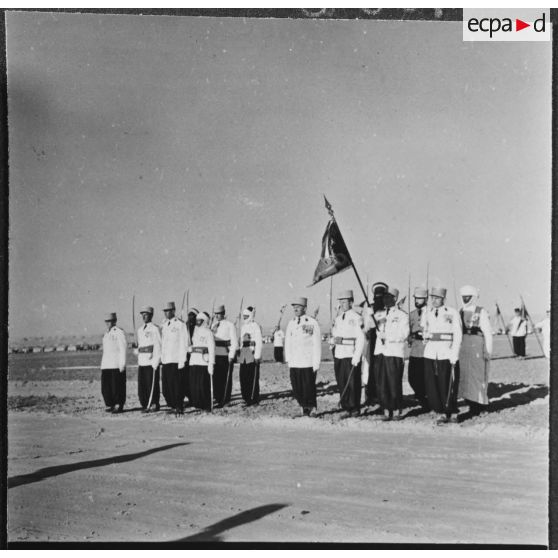 Ouargla. Echange d'étendard entre les compagnies méharistes de Mariksène et de Tinghert.