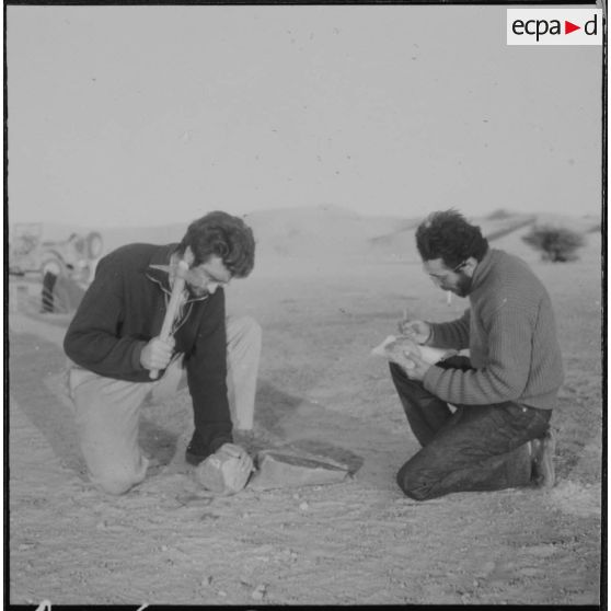 Recherche archéologie pétrolifère dans le désert algérien.