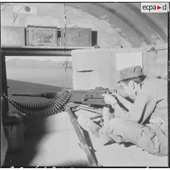 Frontière algéro-marocaine. Armement de protection du poste maréchal Leclerc : mitrailleuse 12 mm/7.