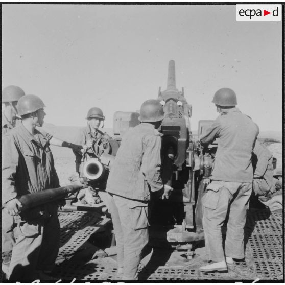 Frontière algéro-marocaine. Armement de protection du poste maréchal Leclerc : canon anti-aérien.