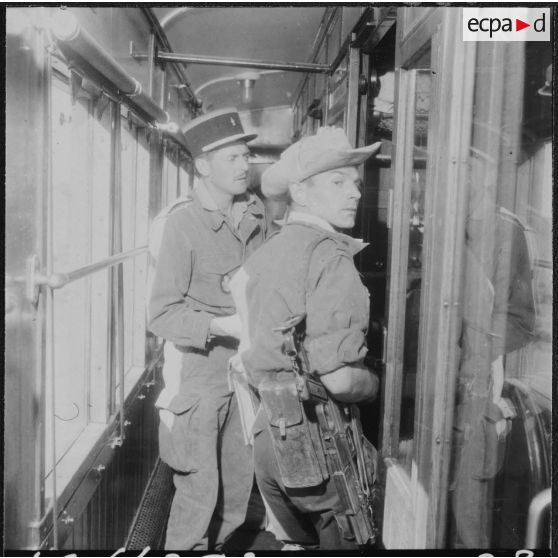 Frontière algéro-marocaine. Poste maréchal Leclerc. Contrôle de police s'effectuant à chaque passage de train.