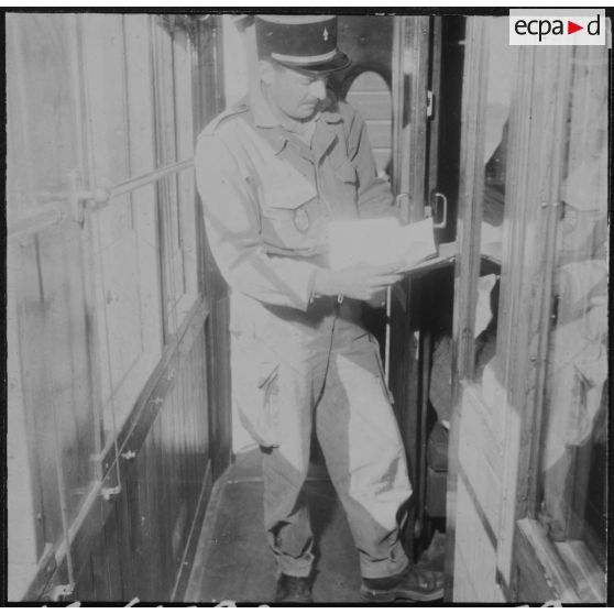 Frontière algéro-marocaine. Poste maréchal Leclerc. Contrôle de police s'effectuant à chaque passage de train.