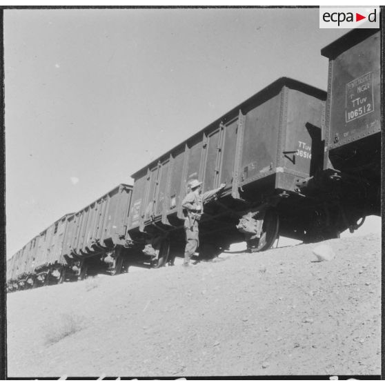Frontière algéro-marocaine. Poste maréchal Leclerc. Contrôle de police s'effectuant à chaque passage de train.