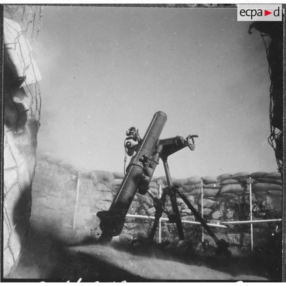 Frontière algéro-marocaine. Armement de protection du poste maréchal Leclerc : bazooka.