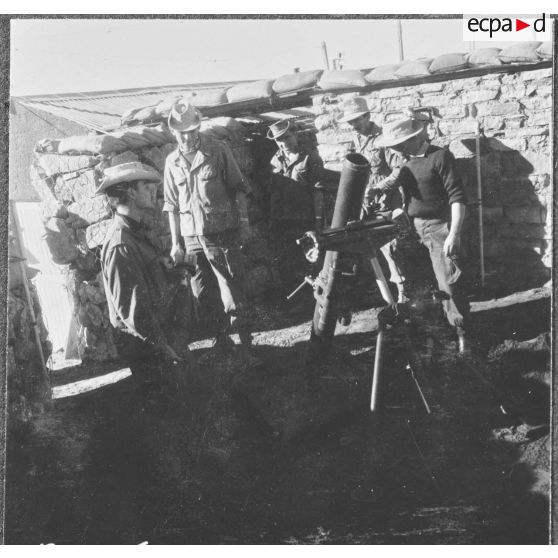 Frontière algéro-marocaine. Armement de protection du poste maréchal Leclerc : bazooka.