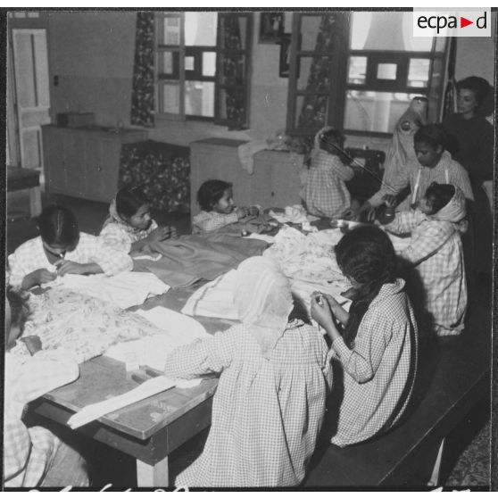 Colomb-Béchar. Centre professionnel. Cours de couture, les travaux des élèves sont exposés et servent ensuite aux familles des élèves.