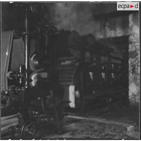 Aïn el Hadjar. Fabrique de papier. Les rouleaux séchant la pâte à papier.