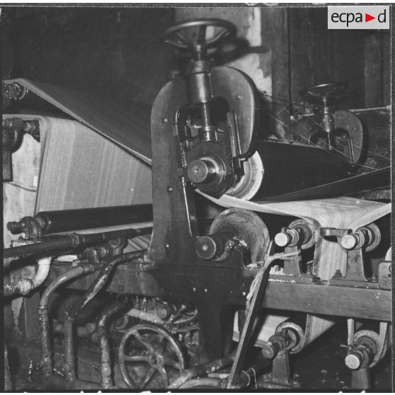 Aïn el Hadjar. Fabrique de papier. Première opération : la sortie de la pâte à papier ; premier séchage avec du feutre.