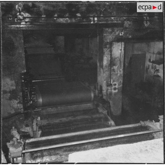 Aïn el Hadjar. Fabrique de papier. Compléments. La pâte à papier est mélangée à l'eau.