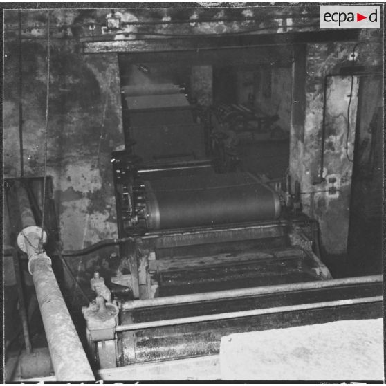 Aïn el Hadjar. Fabrique de papier. Compléments. La pâte à papier est mélangée à l'eau.