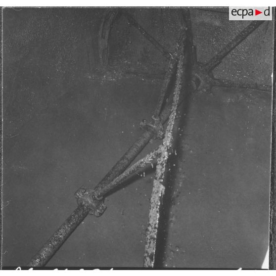 Aïn el Hadjar. Fabrique de papier. Malaxation de l'eau avec de la paille et des vieux papiers.