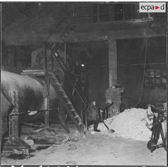 Aïn el Hadjar. Fabrique de papier. Dépôt de chaux vive pour la réduction de la paille.