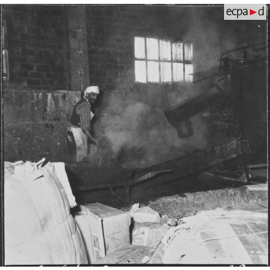 Aïn el Hadjar. Fabrique de papier. Un ouvrier devant le four Huguenot qui inventa la réduction de la paille par l'action de la chaux vive à l'intérieur du four.