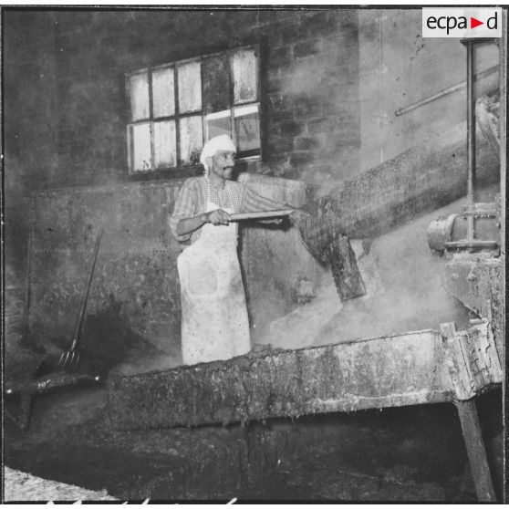 Aïn el Hadjar. Fabrique de papier. Un ouvrier devant le four Huguenot qui inventa la réduction de la paille par l'action de la chaux vive à l'intérieur du four.