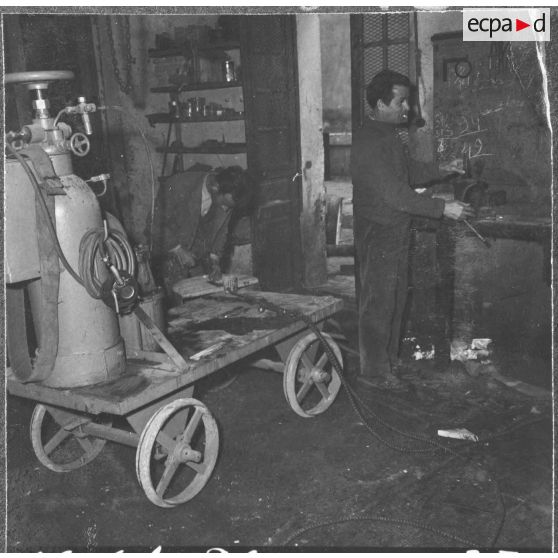 Aïn el Hadjar. Fabrique de papier. Pesage des ballots de papiers.