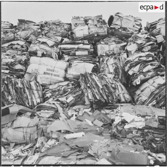 Aïn el Hadjar. Fabrique de papier. Stock de vieux papiers.