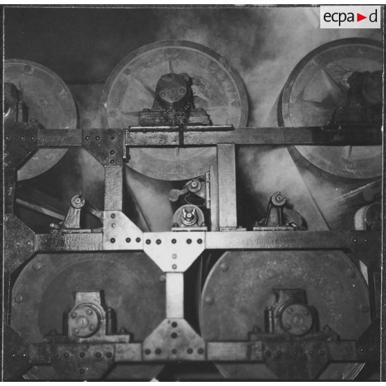 Aïn el Hadjar. Fabrique de papier. Les rouleaux sécheurs.