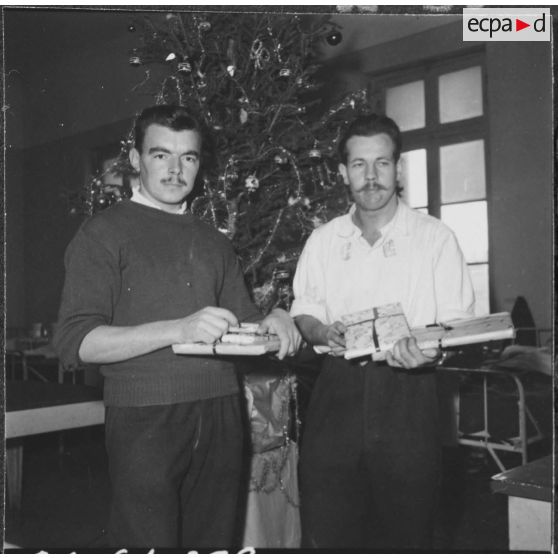 Alger. Arbre de Noël à l'hôpital Maillot. Deux malades en voie de guérison devant l'arbre de Noël de la chambre.