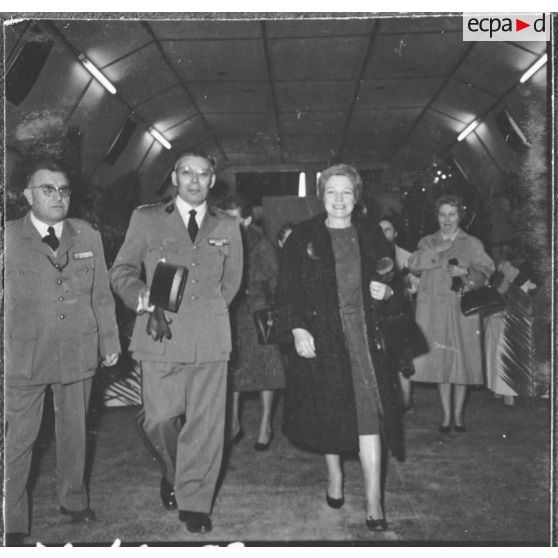 Alger. Arbre de Noël à l'hôpital Maillot. Arrivée de madame Ailleret en compagnie du médecin colonel Siffre.