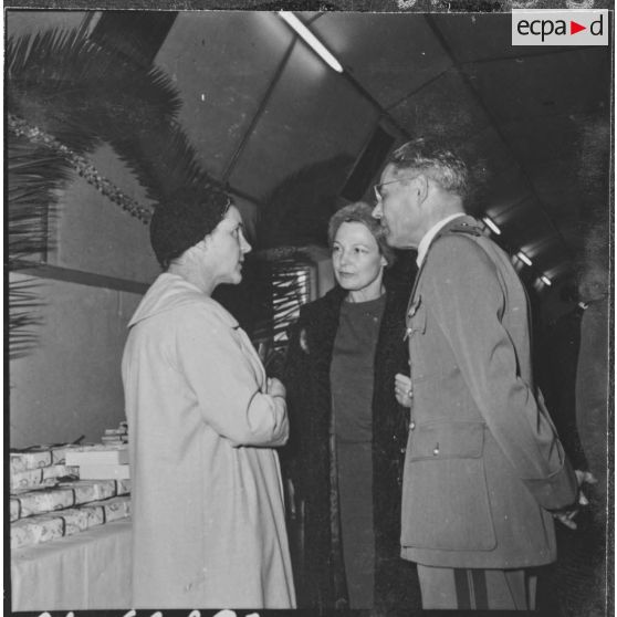 Alger. Arbre de Noël à l'hôpital Maillot. Madame Ailleret s'entretient avec le médecin colonel Siffre.