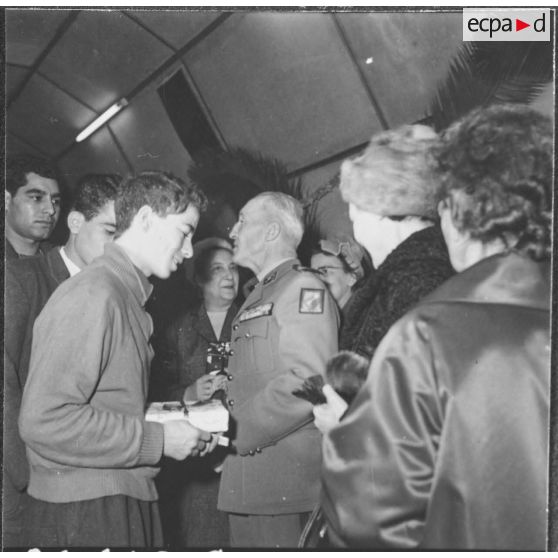Alger. Arbre de Noël à l'hôpital Maillot. Remise des cadeaux aux malades valides.