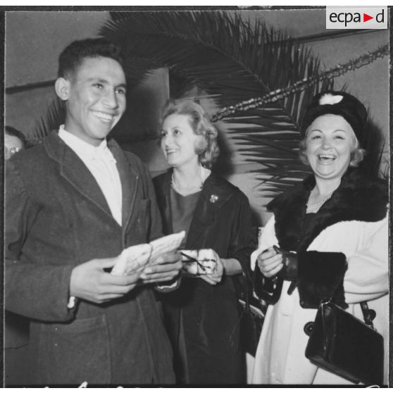 Alger. Arbre de Noël à l'hôpital Maillot. Remise des cadeaux aux malades valides.