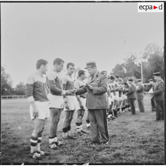 Maison Carrée. Finale de rugby. Le colonel Fouquet remet des médailles aux joueurs.
